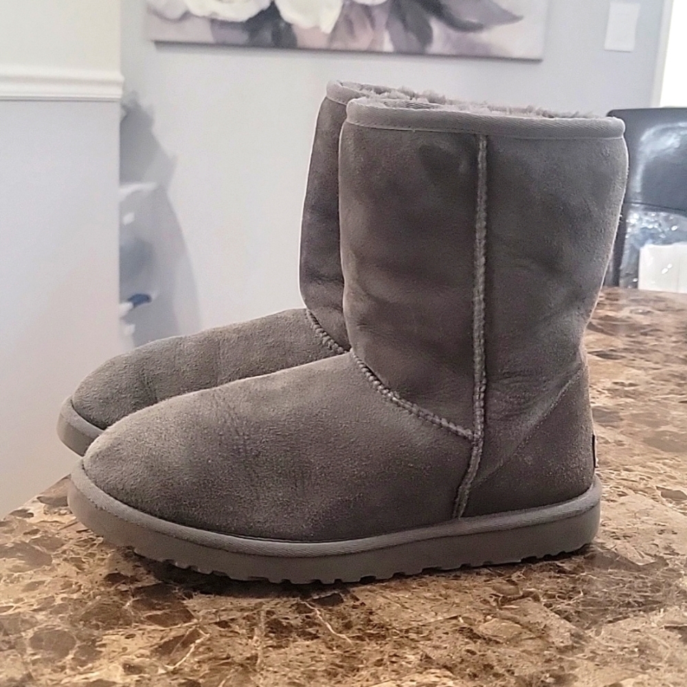 UGG Australia Classic Short II Woman's Boots Size 8 W